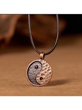 Hammered Yin Yang Necklace Black & Copper Charm Pendant Leather Tai Vintage N11